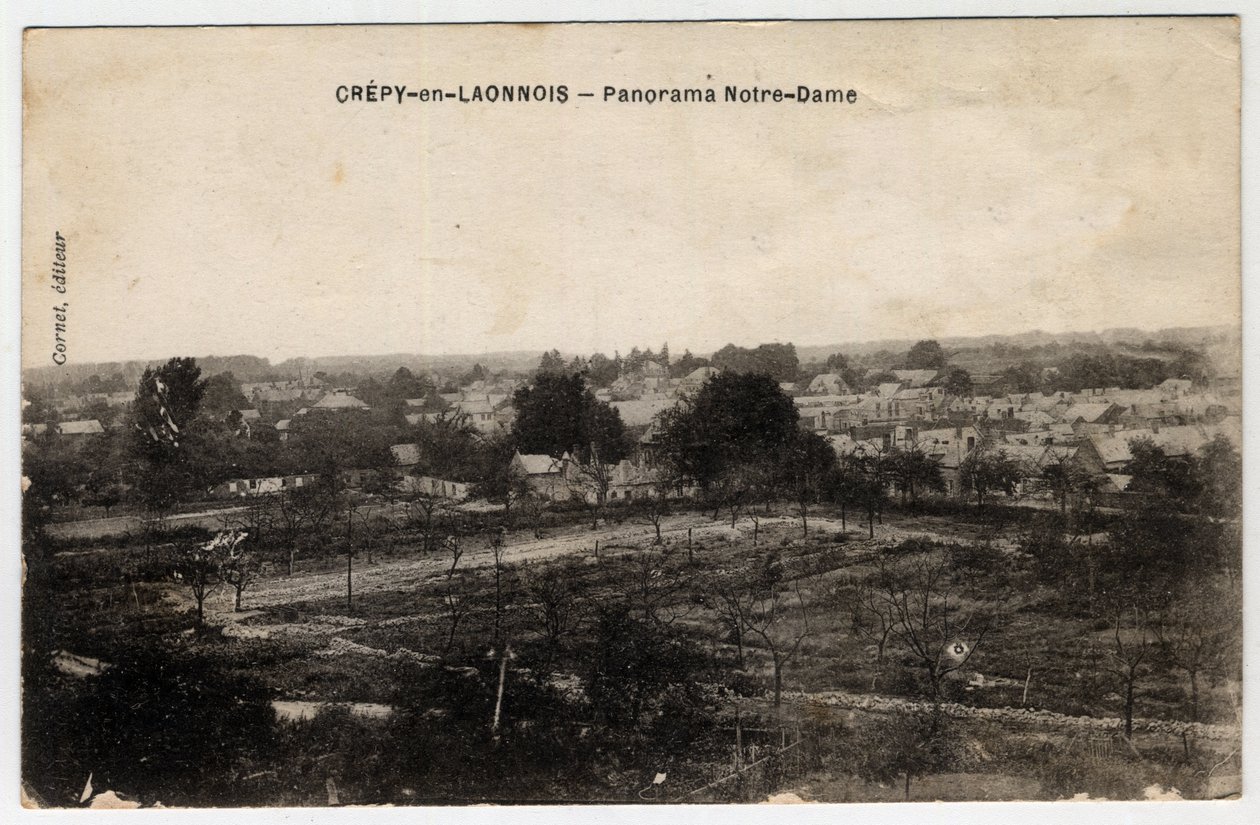 Pikárdia, Aisne (02), Crepy in Laonnois (Crepy-en-Laonnois): panoráma a Notre-Dame-re - Képeslap 19. század vége – 20. század eleje alkotó: Unbekannt