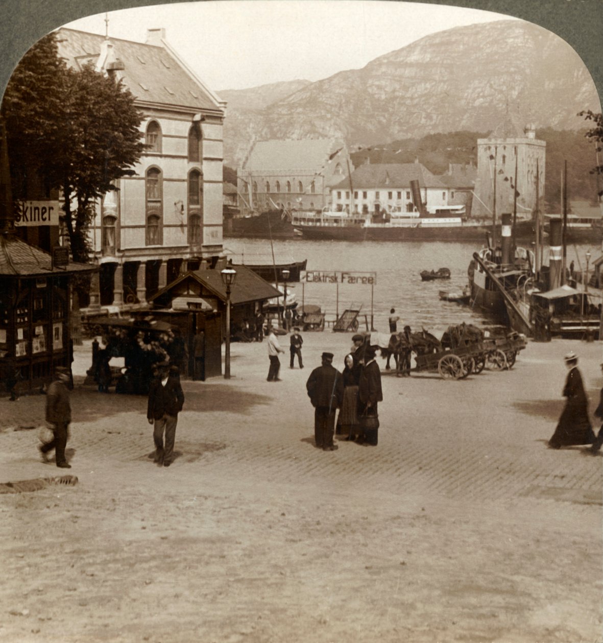 Festői régi erőd Bergenhus, a modern város térről, Bergen, Norvégia, 1905. alkotó: Unbekannt