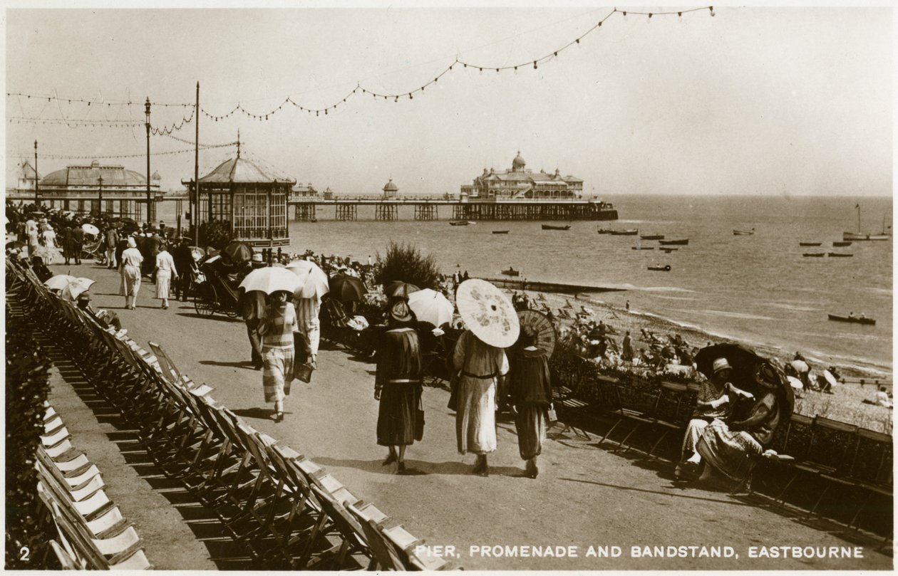 Móló, sétány és bandand, Eastbourne, Sussex, 1920-as évek alkotó: Unbekannt