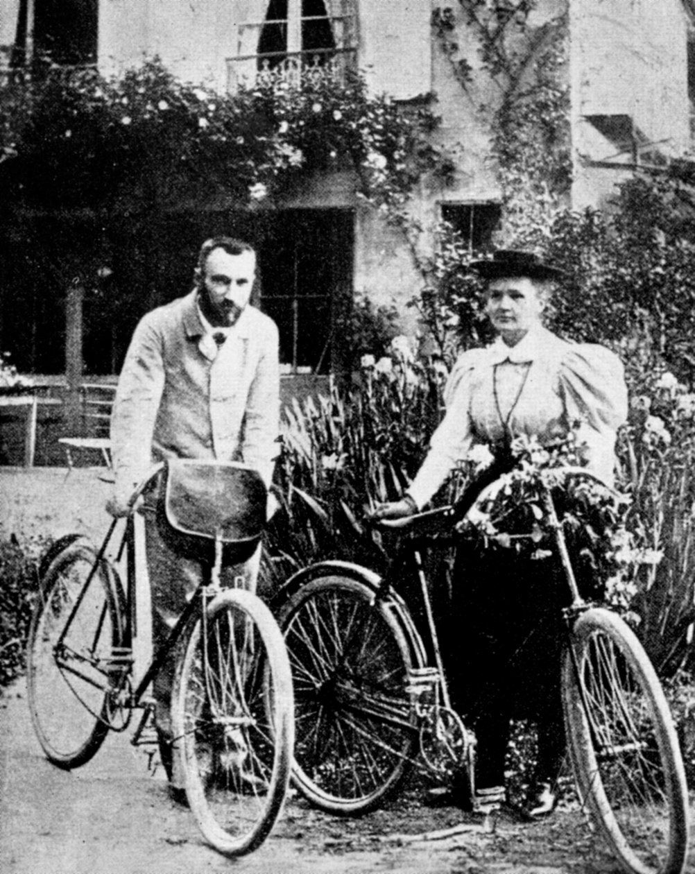Pierre és Marie Curie francia fizikusok kerékpározásra készülnek alkotó: Unbekannt