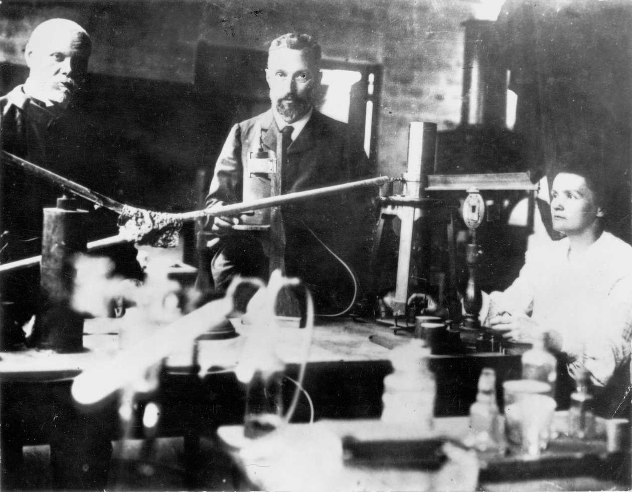 Pierre és Marie Curie francia tudósok a laboratóriumban dolgoznak alkotó: Unbekannt