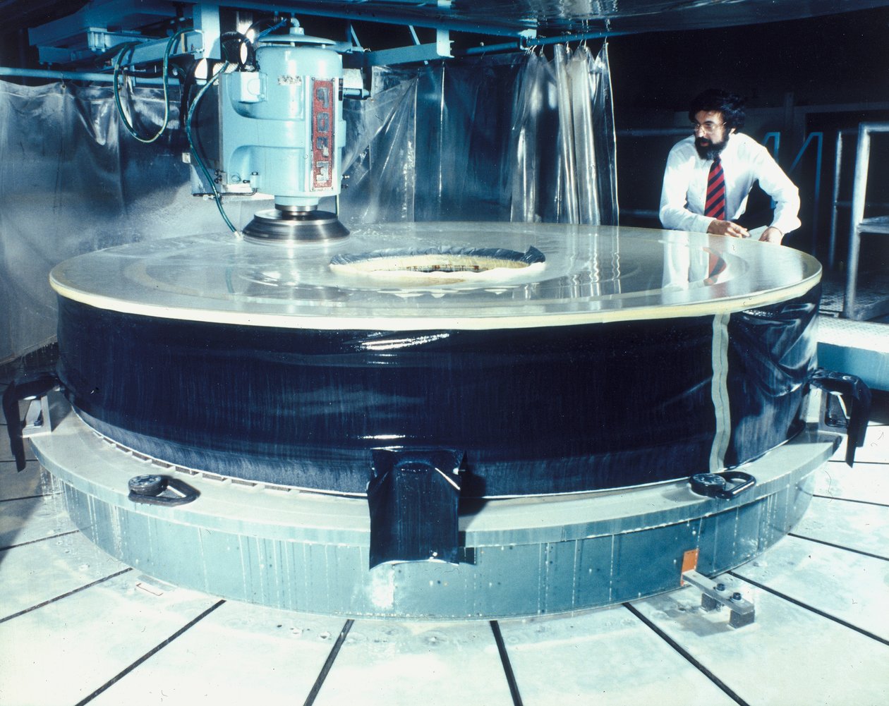 A Hubble teleszkóp tükrének csiszolása, 1980-as évek alkotó: Unbekannt