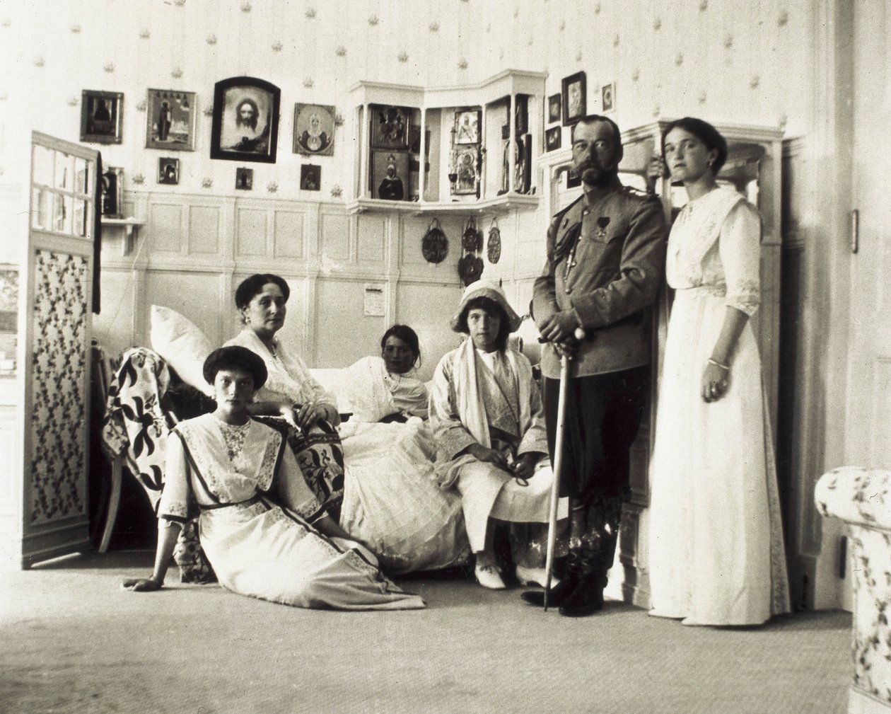 II. Miklós cár (1868-1918) portréja családjával, balról jobbra Tatiana, Alexandra (felesége), Anasztázia, Mária és Olga, c. 1910 (f/w fotó) alkotó: Unbekannt