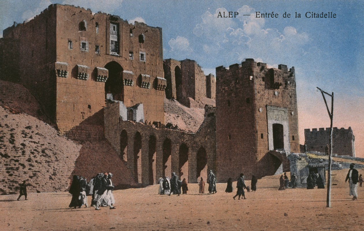 Képeslap, amely az aleppói Citadella bejáratát ábrázolja, 1920 körül (színes fotolit) alkotó: Unbekannt