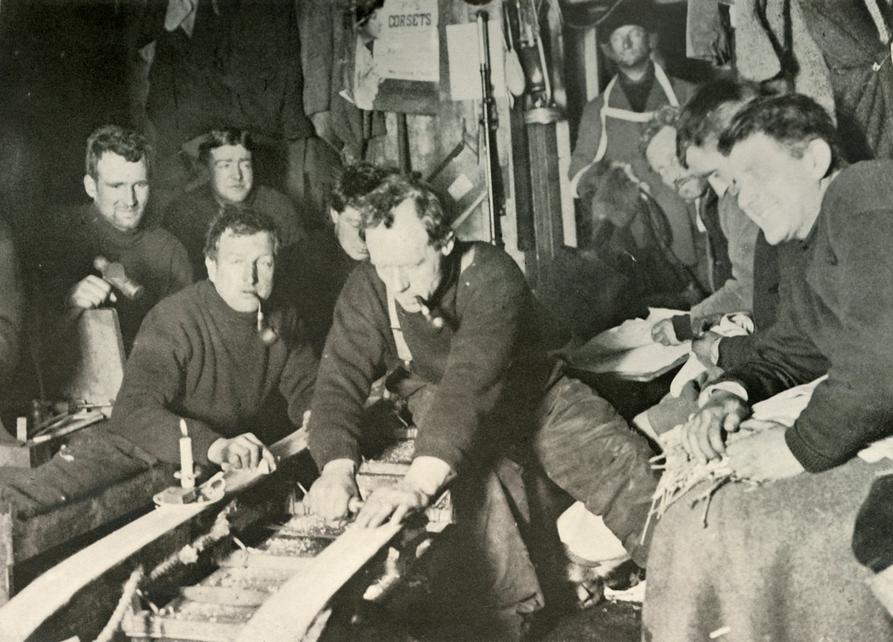 Szánkó előkészítése télen, 1908, 1909 alkotó: Unbekannt
