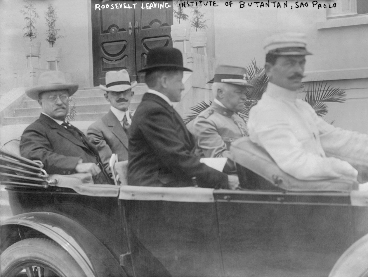 Roosevelt elnök elhagyja a Sao Paulo-i Butantan Intézetet Altino Arantes külügyminiszterrel alkotó: Unbekannt