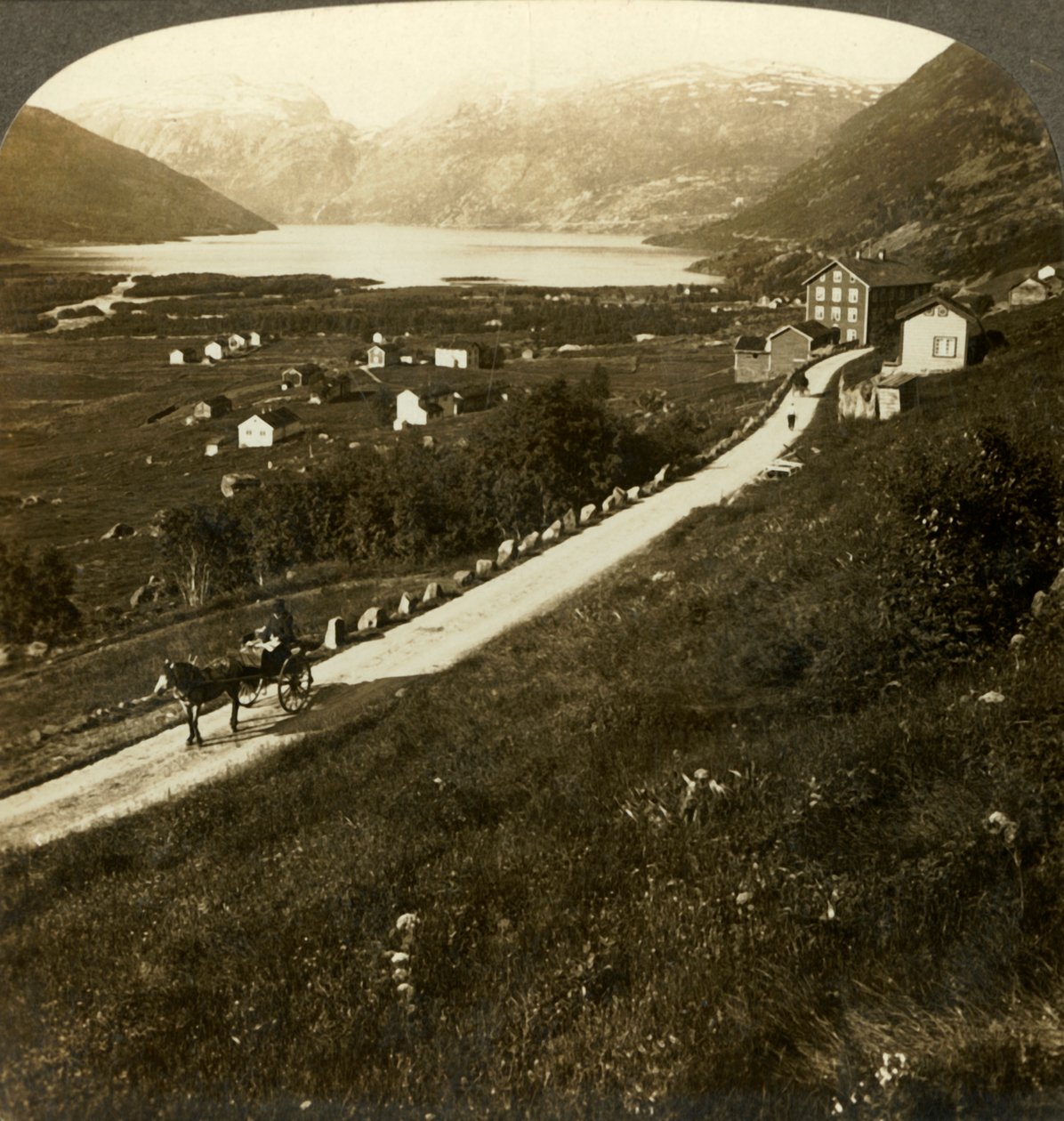 Csinos hegyfalú falu és Roldali-tó, Nyugat-Norvégiában, 1905-ben. alkotó: Unbekannt