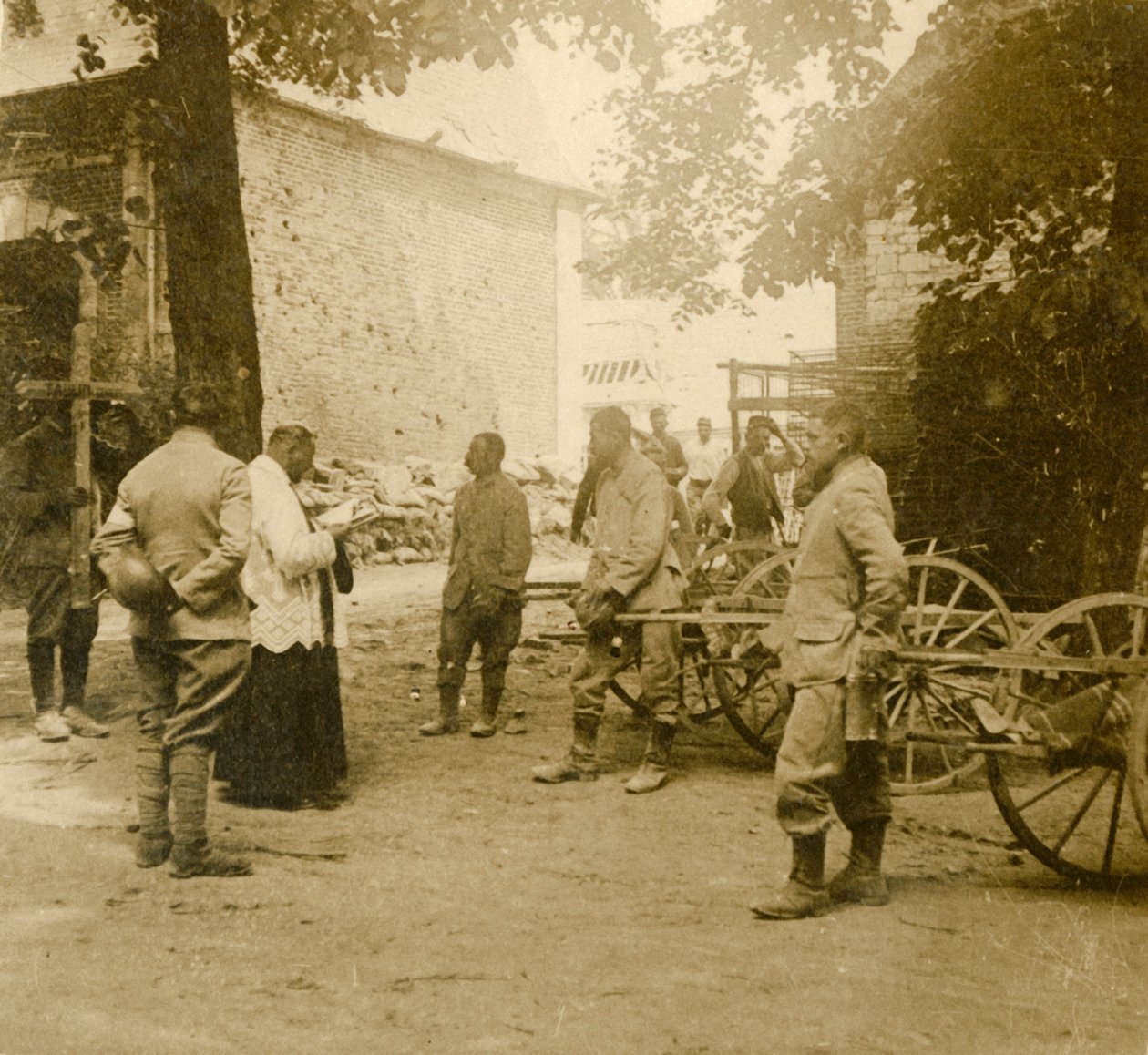 Pap misét mond a szabadban, c1914-c1918 alkotó: Unbekannt