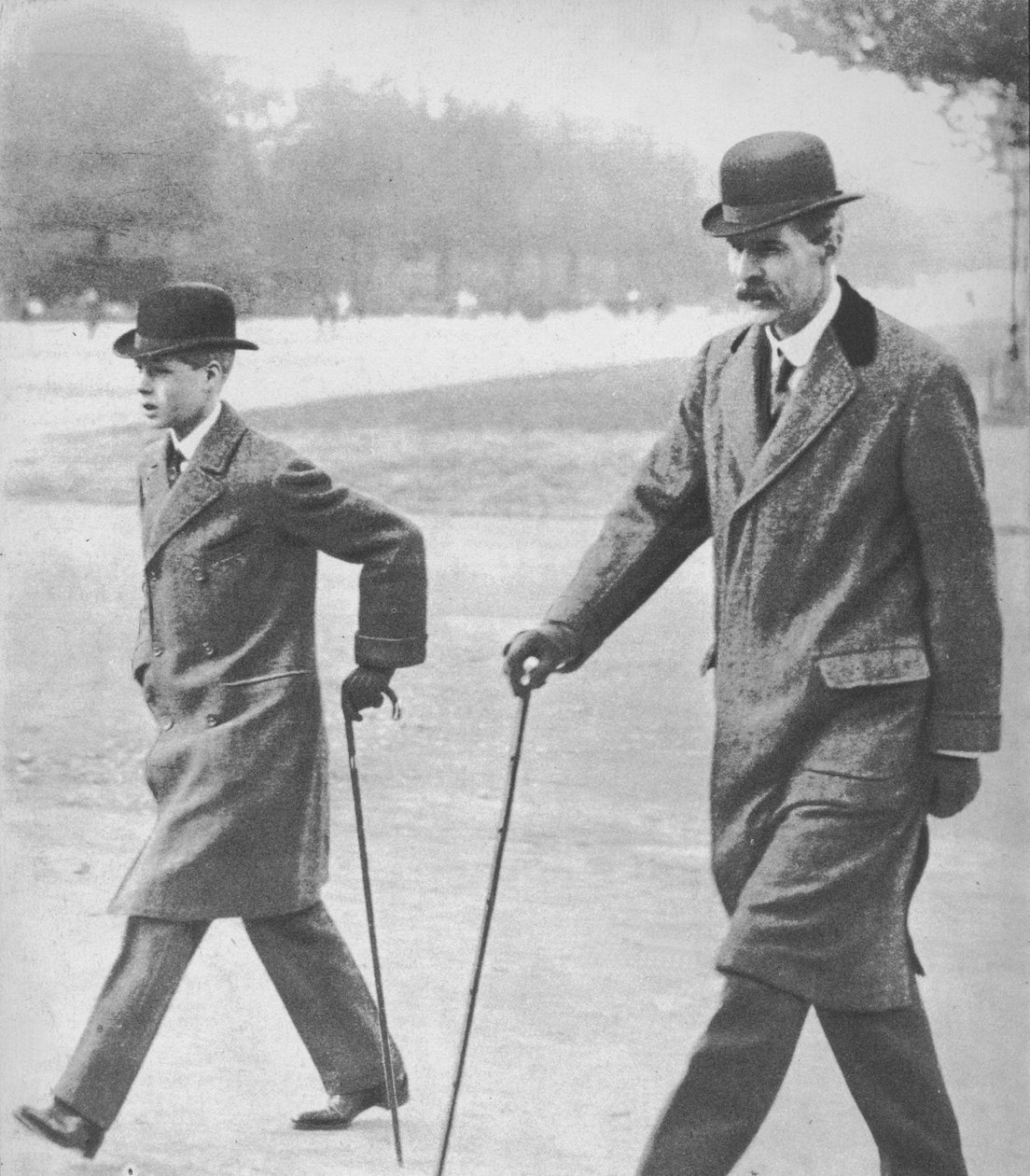 Edward herceg sétál HP Hansell úrral, tanárával a franciaországi Auteuilben, 1912-ben, 1936-ban. alkotó: Unbekannt