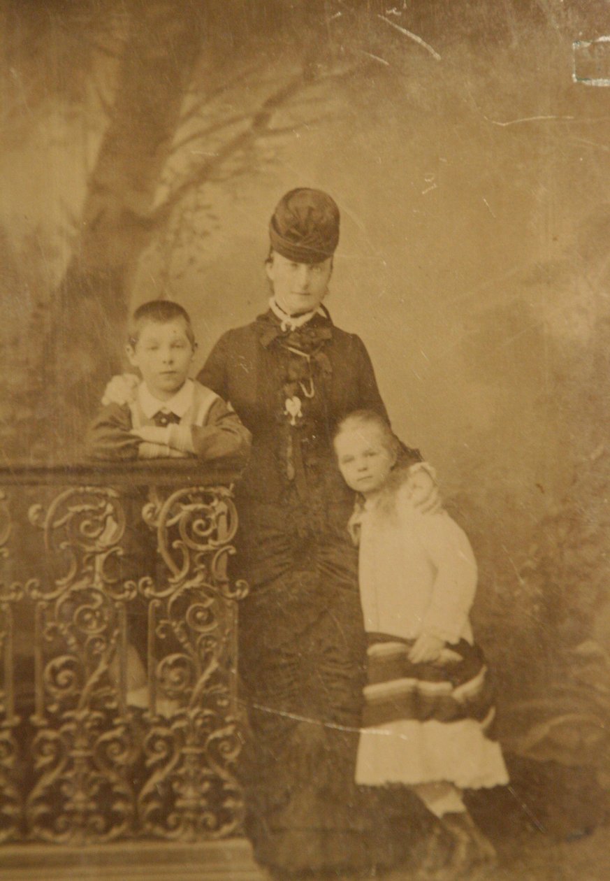 Jekatyerina Mihajlovna Jurjevszkaja hercegnő gyermekeivel, Georgijjal és Olgával, 1870-es évek vége – 1880-as évek eleje. alkotó: Unbekannt