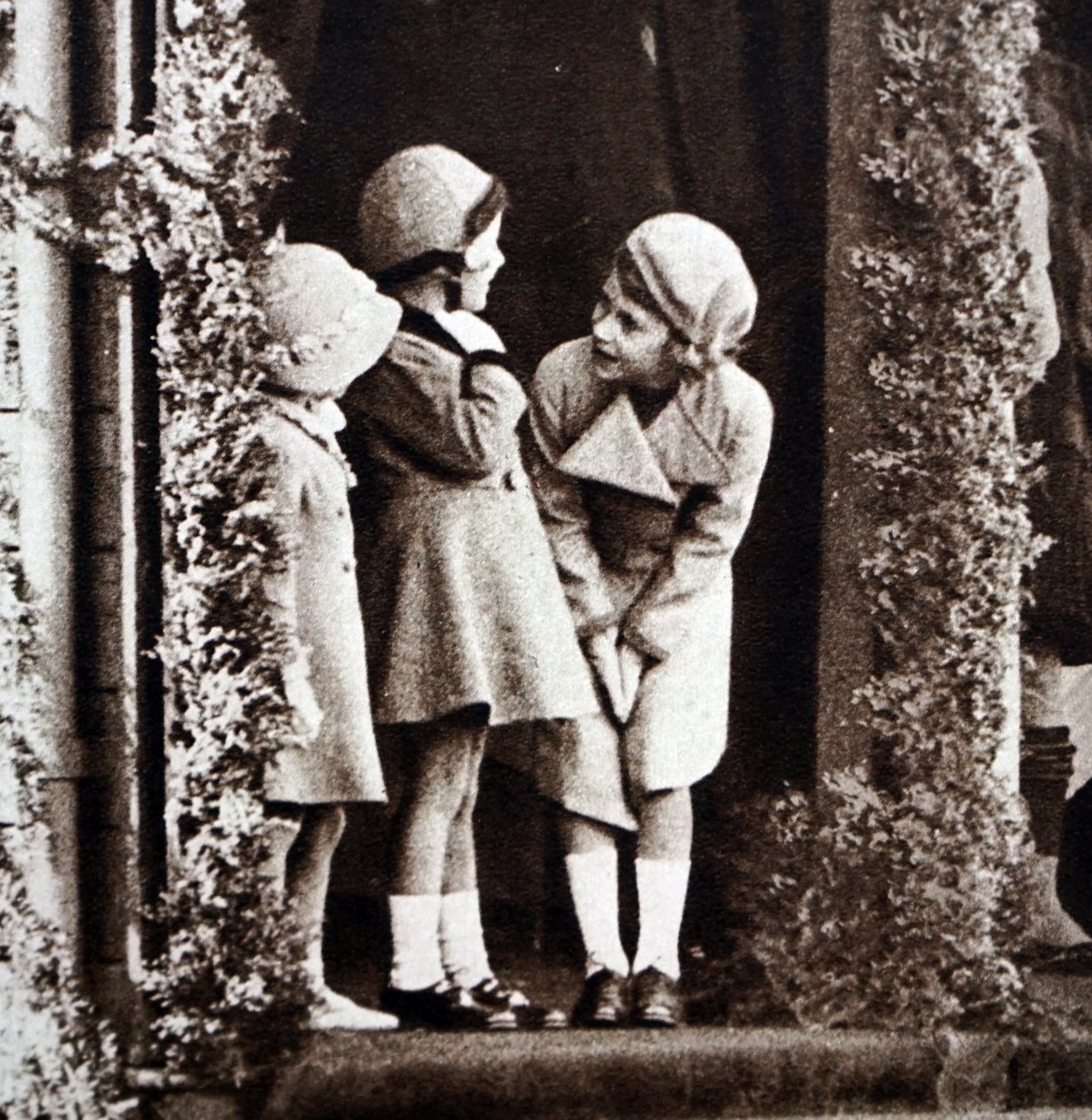Erzsébet hercegnő, Margit hercegnő és unokatestvérük, Margaret Elphinstone a Royal Highland Society alatt a Princess Royal Parkban (f/w fotó) alkotó: Unbekannt