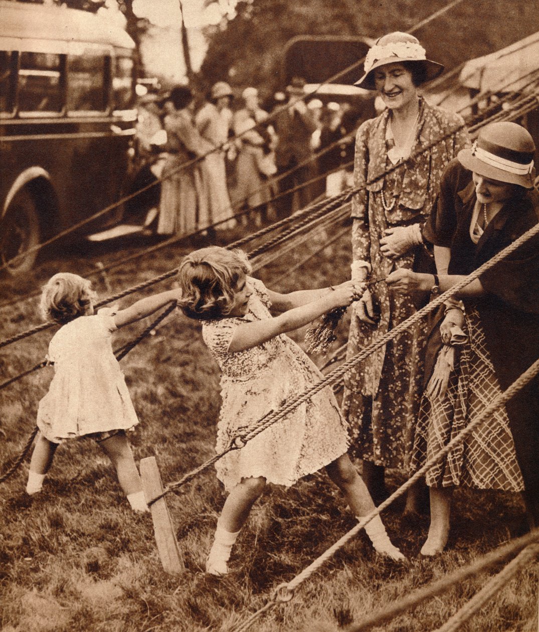 Erzsébet hercegnő és Margit hercegnő húzzák a súlyukat, 1930-as évek 1935 alkotó: Unbekannt