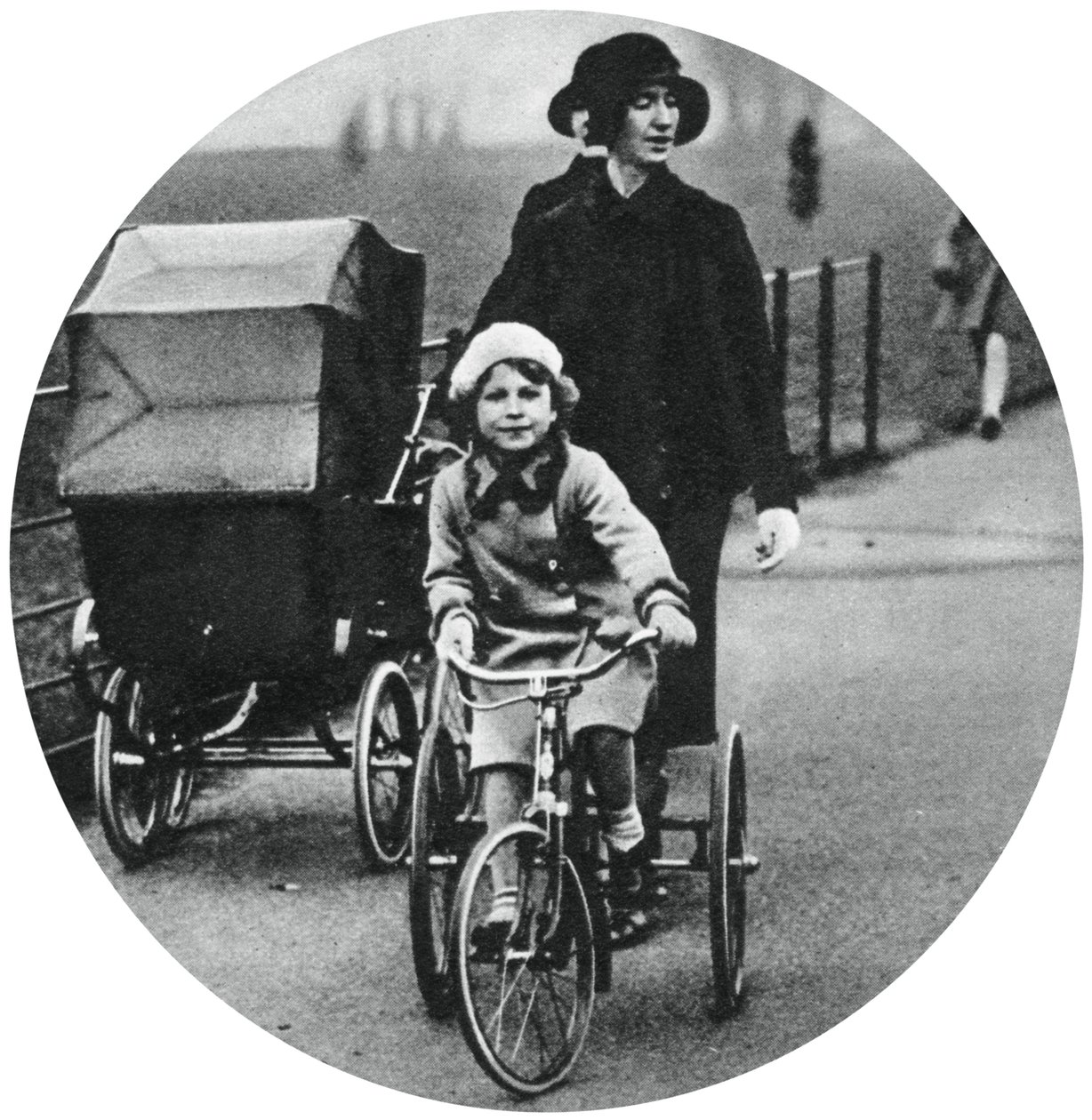 Erzsébet hercegnő triciklin ül, 1932. március, 1937 alkotó: Unbekannt