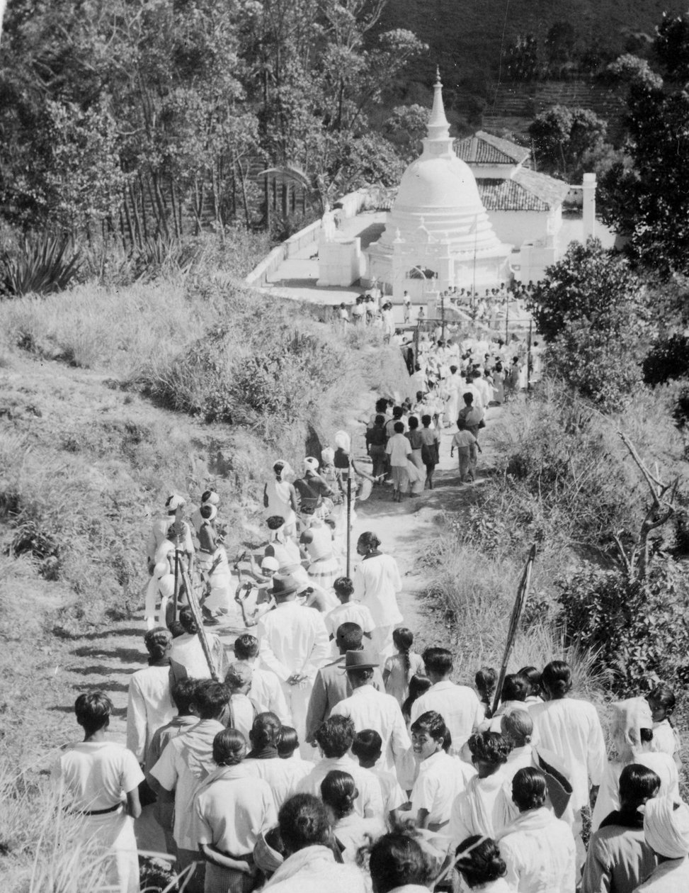 Felvonulás egy buddhista templomhoz, Diyatalawa, Ceylon, 1945 alkotó: Unbekannt