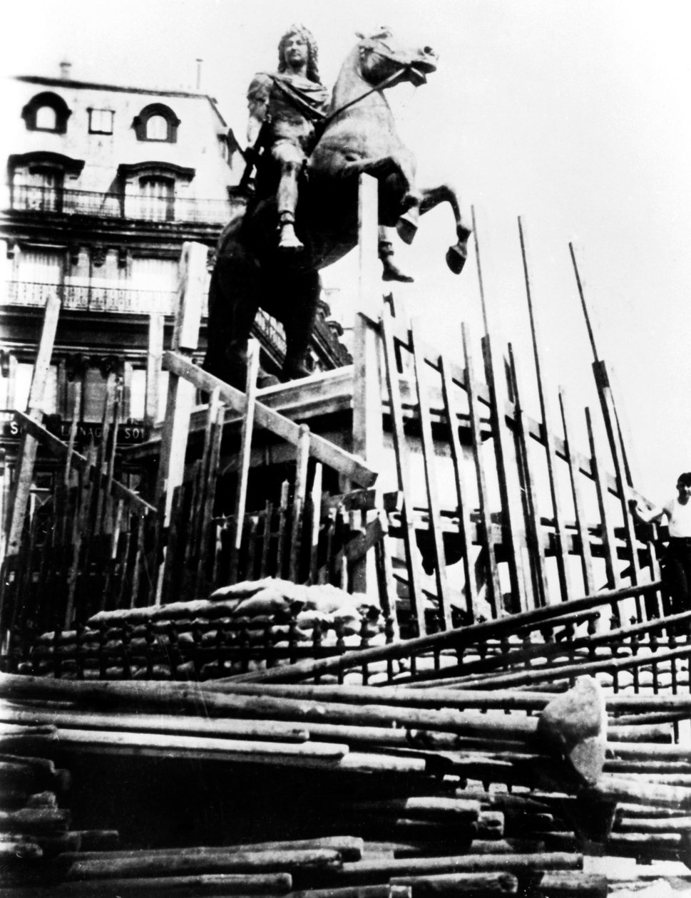 XIV. Lajos szobrának védőintézkedései, Párizs, 1940 alkotó: Unbekannt