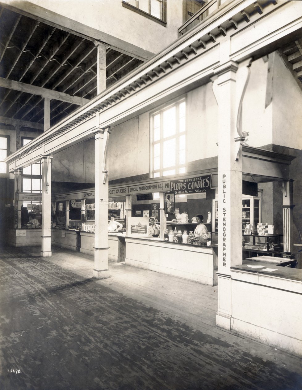 Nyilvános stand, képeslapokkal, cukorkákkal és nyilvános gyorsíró fülkével a Gyártmányok Palotájában az 1904 -es világkiállításon alkotó: Unbekannt