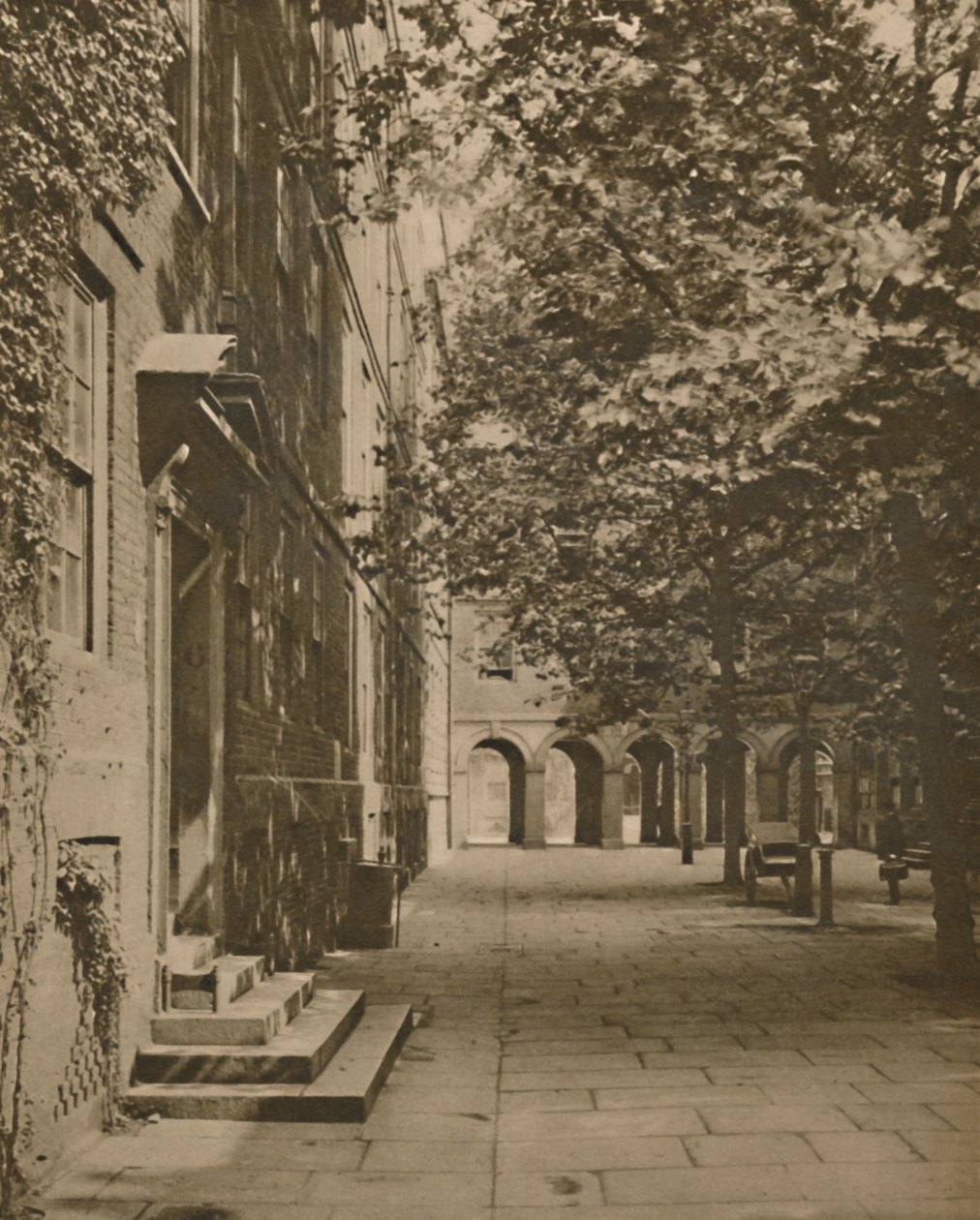 Pump Court a levelek és a napfény nyári ruhájában, 1935. alkotó: Unbekannt