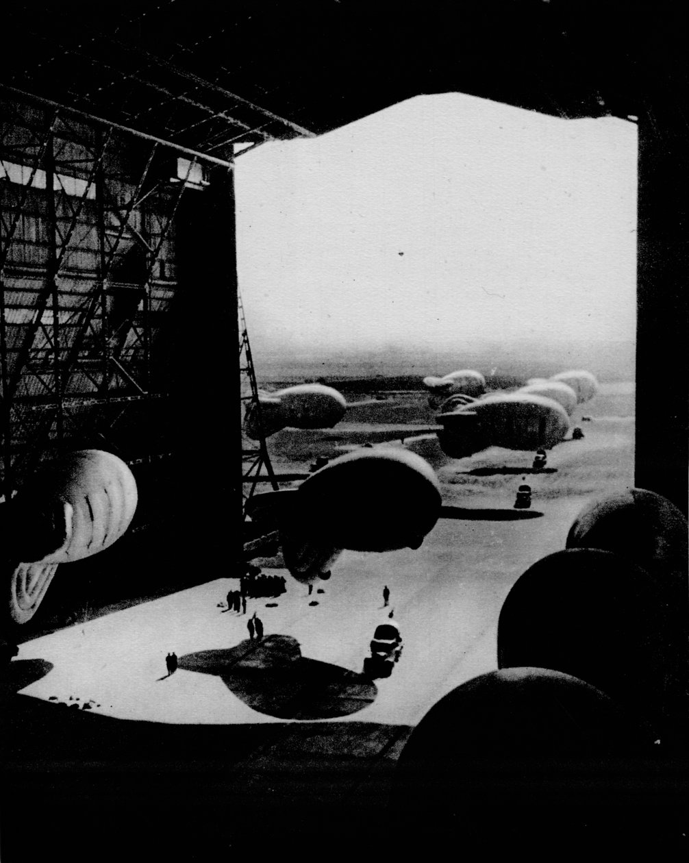 Gátlégballonok elhelyezése egy hangárban, 1943 alkotó: Unbekannt