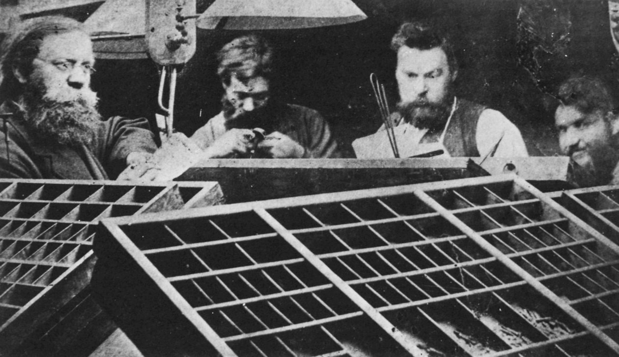 Pjotr Lavrovics Lavrov orosz kiadó, a Vpered Forward című folyóiratot készíti elő, c1873 alkotó: Unbekannt