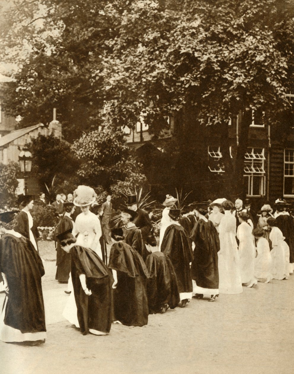 Queen Mary a Bedford College-ban, London, 1913, 1935. alkotó: Unbekannt