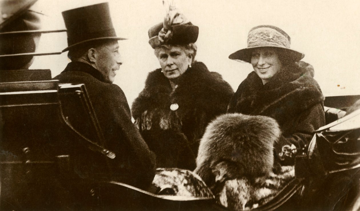 Mária királynő a királyi hercegnővel és Lascelles vikomttal, 1923. alkotó: Unbekannt