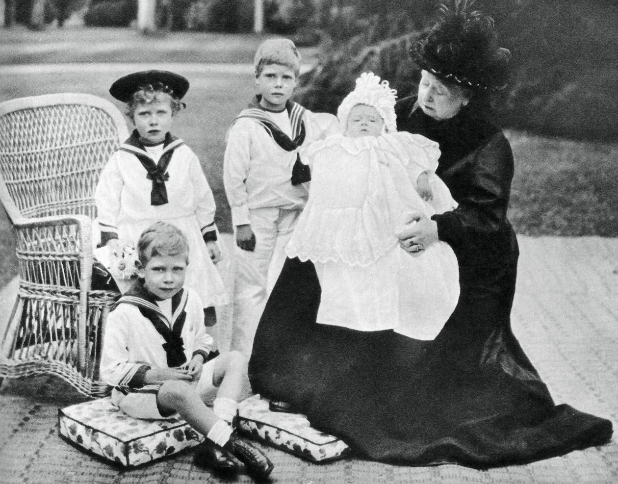 Viktória királynő dédunokáival az Osborne House-ban, Wight-szigeten, 1900 alkotó: Unbekannt