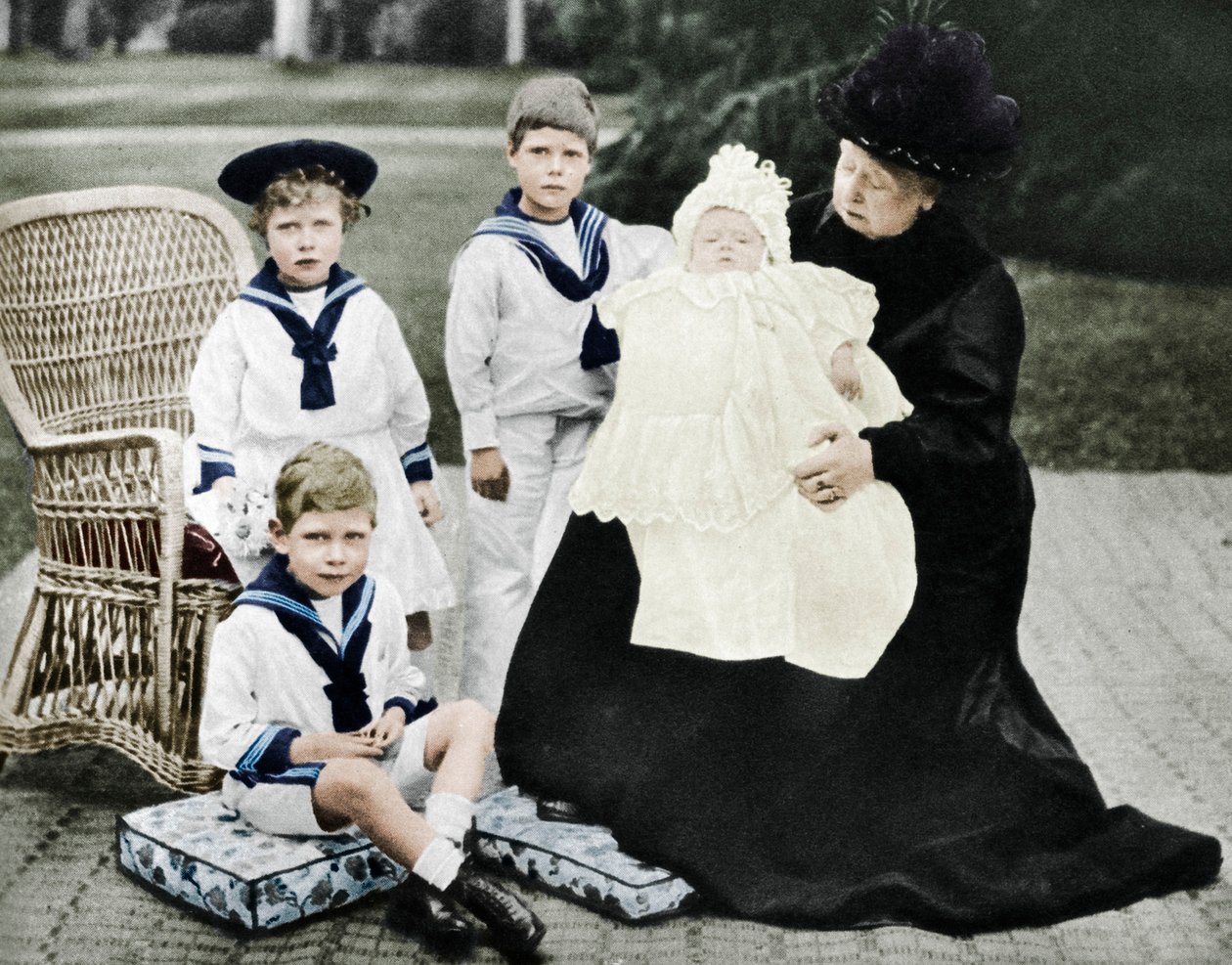 Viktória királynő dédunokáival az Osborne House-ban, Wight-szigeten, 1900 alkotó: Unbekannt