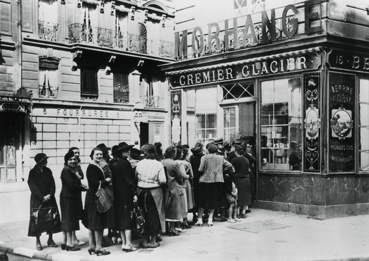 Nők sora egy tejüzlet előtt, a németek által megszállt Párizs, 1940. június 28. alkotó: Unbekannt