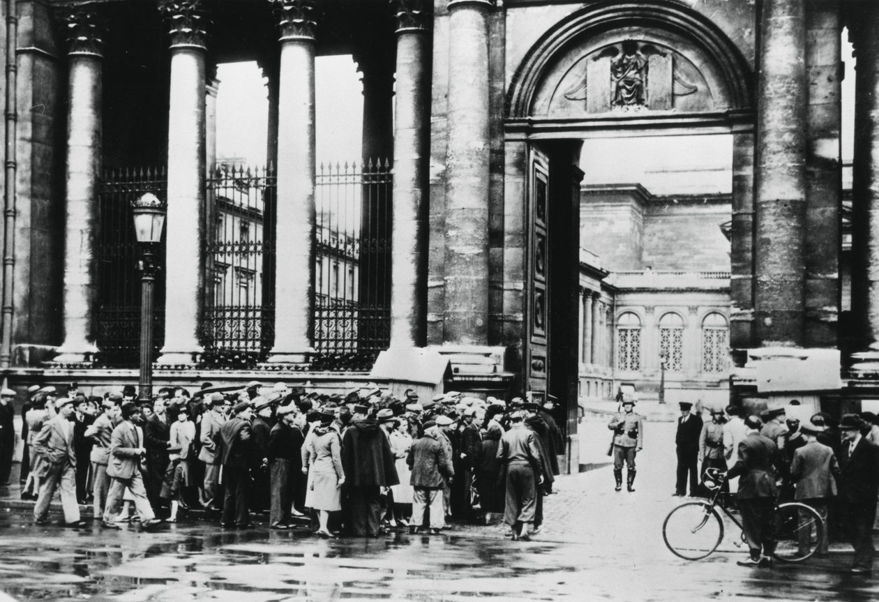 Sor a Civilek Tájékoztatási Irodáján kívül a Képviselőházban, Párizs, 1940. július alkotó: Unbekannt
