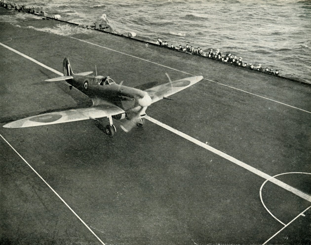 RAF Spitfire egy repülőgép-hordozó fedélzetén Máltára tartó úton, II. világháború, 1942 1944. alkotó: Unbekannt