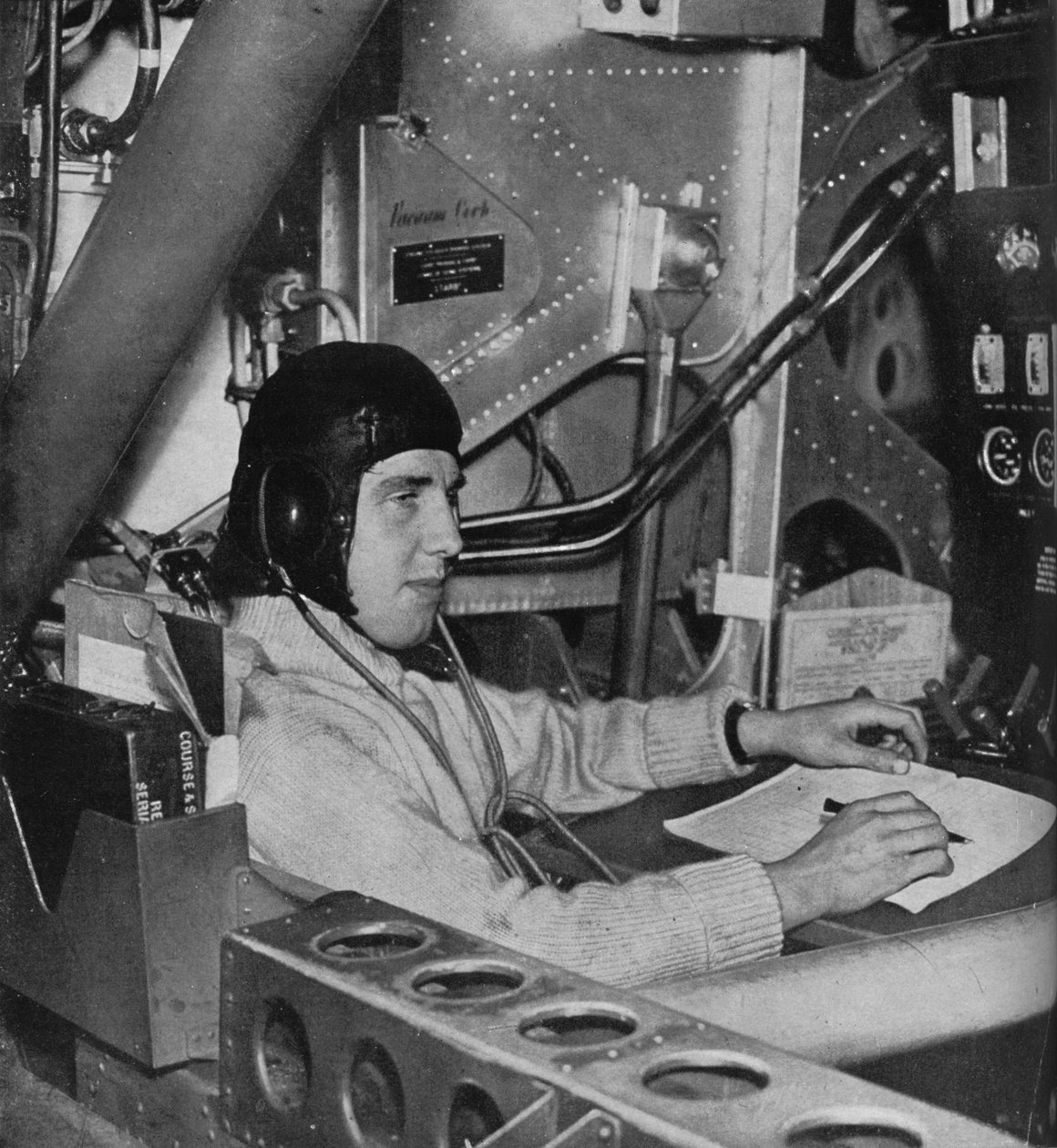 RAF repülőmérnök egy repülőgép fedélzetén, c1940 1943 alkotó: Unbekannt