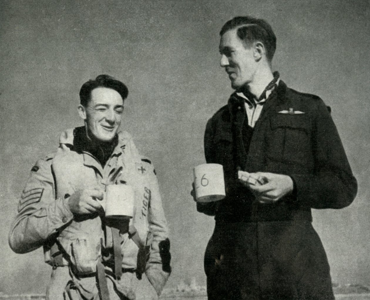 A RAF személyzete egy csésze teát élvezve, Málta, II. világháború, 1942, 1944. alkotó: Unbekannt
