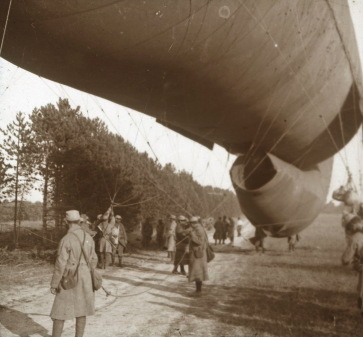 Egy megfigyelő léggömb felemelése, Somme, Észak-Franciaország, 1916 alkotó: Unbekannt