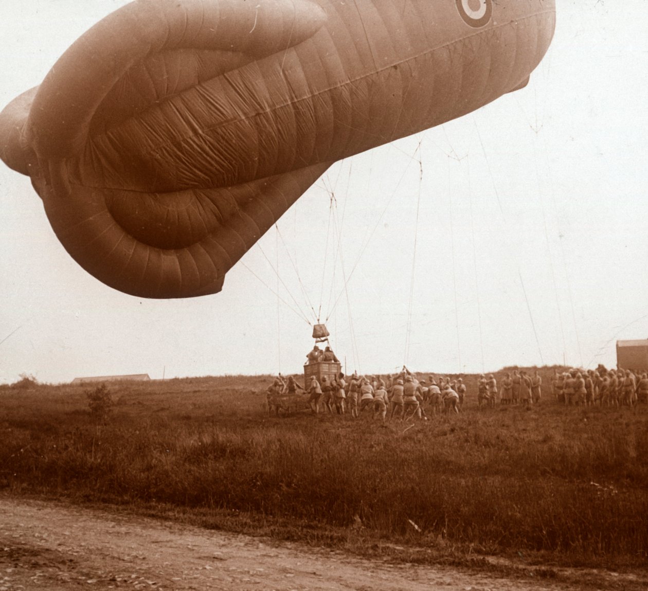Gátlégballon felemelése kosárral megfigyelésre, c1914-c1918 alkotó: Unbekannt