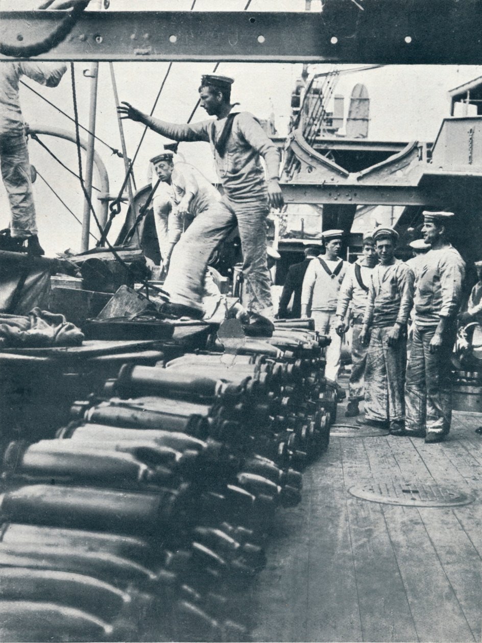 A haditengerészeti lövegekhez való lövedékek fogadása egy csatahajó fedélzetén, 1914 alkotó: Unbekannt