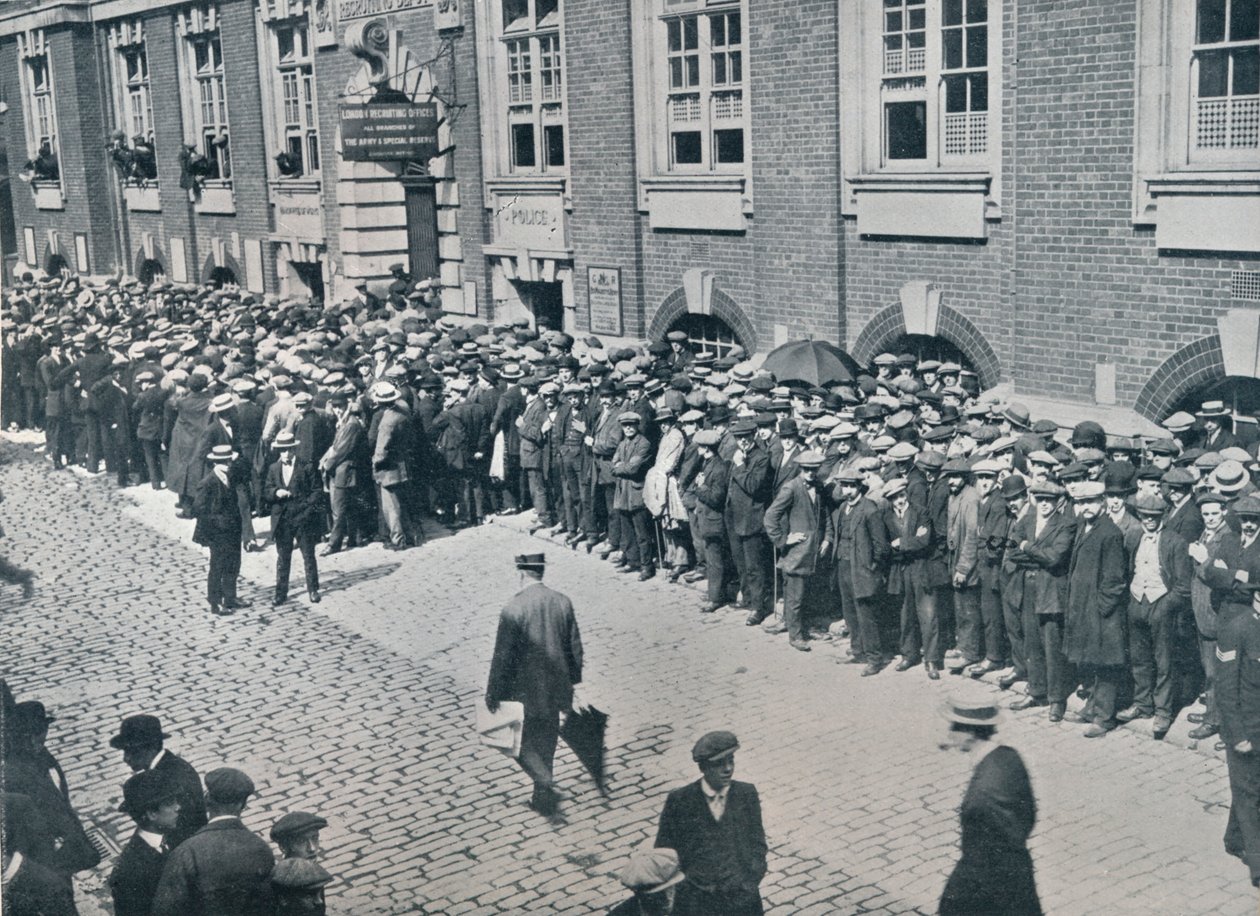 Újoncok várakoznak a központi londoni toborzóraktár előtt, 1914 alkotó: Unbekannt