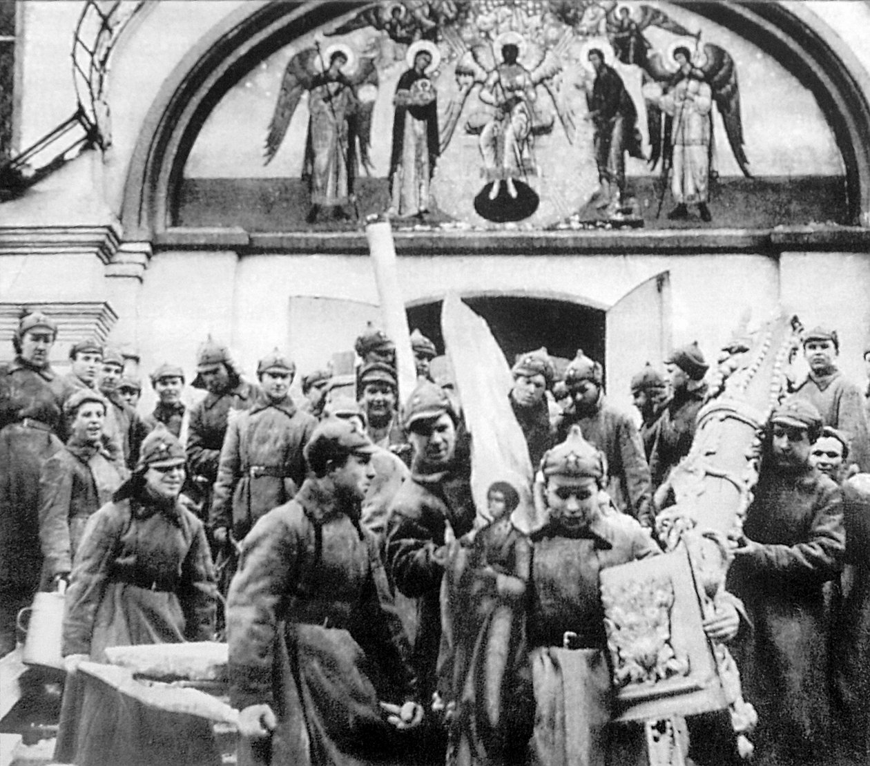 A Vörös Hadsereg emberei elkobozták a Simonov-kolostor egyházi kincseit, Moszkva, Szovjetunió, 1925 alkotó: Unbekannt