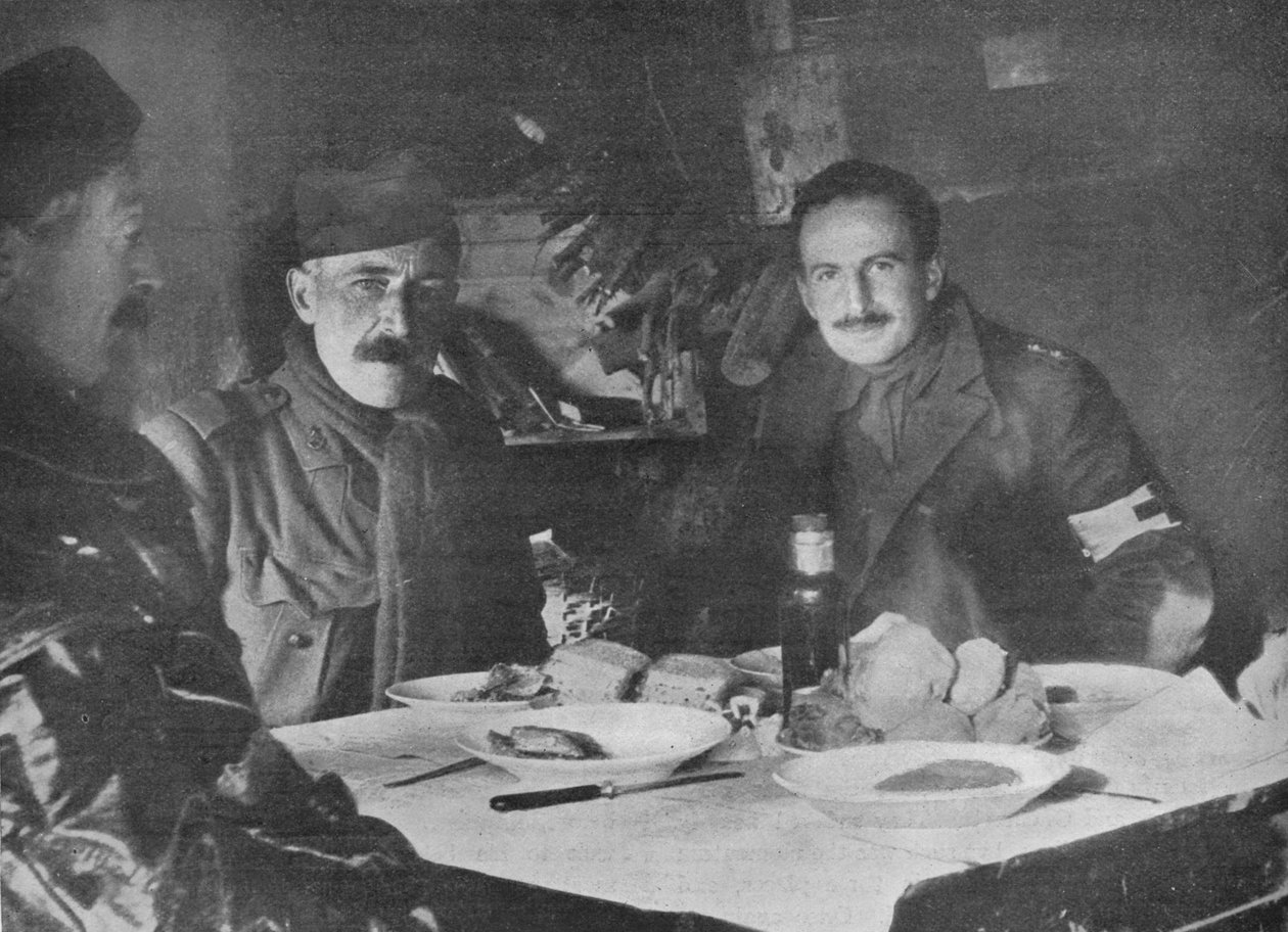 Vöröskeresztes tisztek vacsoránál egy kiásott helyen, 1914 alkotó: Unbekannt