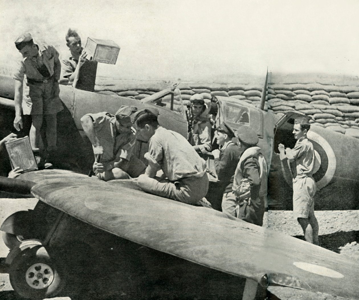 Spitfire vadászgépek tankolása és újraélesítése, Málta, II. világháború, 1942 1944. alkotó: Unbekannt