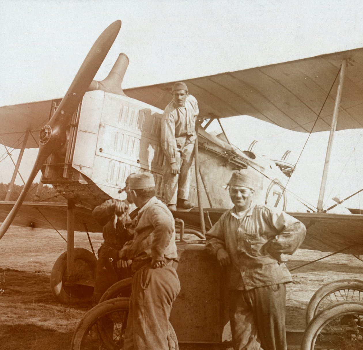 Tankolás kétfedelű repülőgép, c1914-c1918 alkotó: Unbekannt