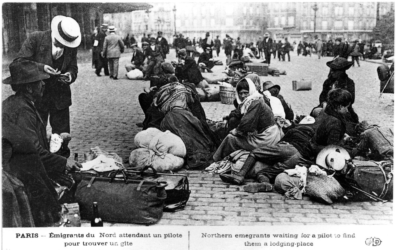 Északról érkező menekültek, akik idegenvezetőre várnak, hogy szállást találjanak, Párizs, I. világháború, 1914-1918 alkotó: Unbekannt