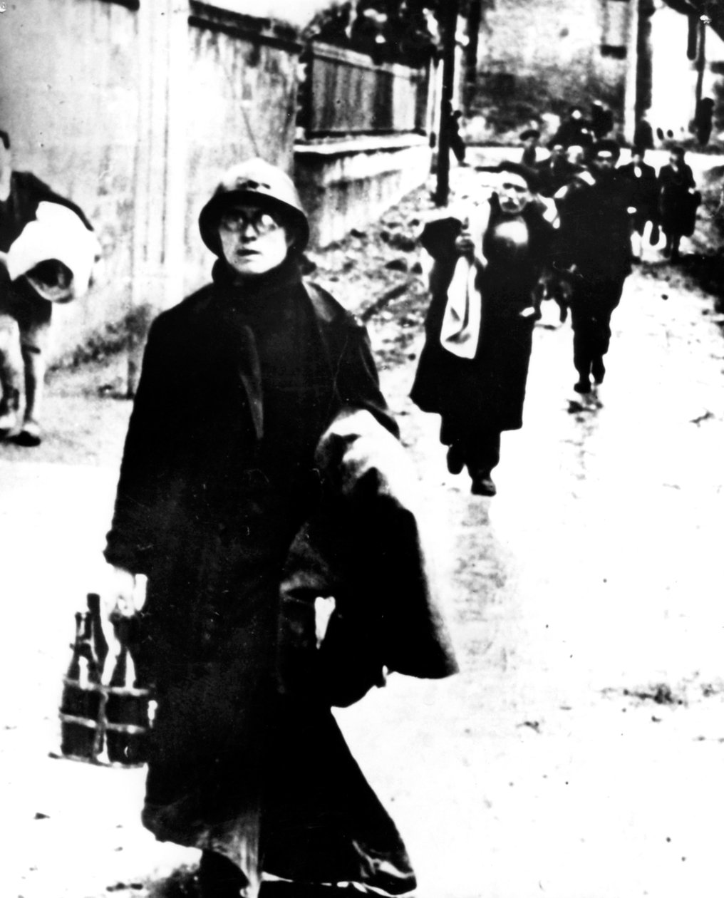 Egy normandiai várost elhagyó menekültek, Franciaország, II. világháború, 1940-1944 alkotó: Unbekannt