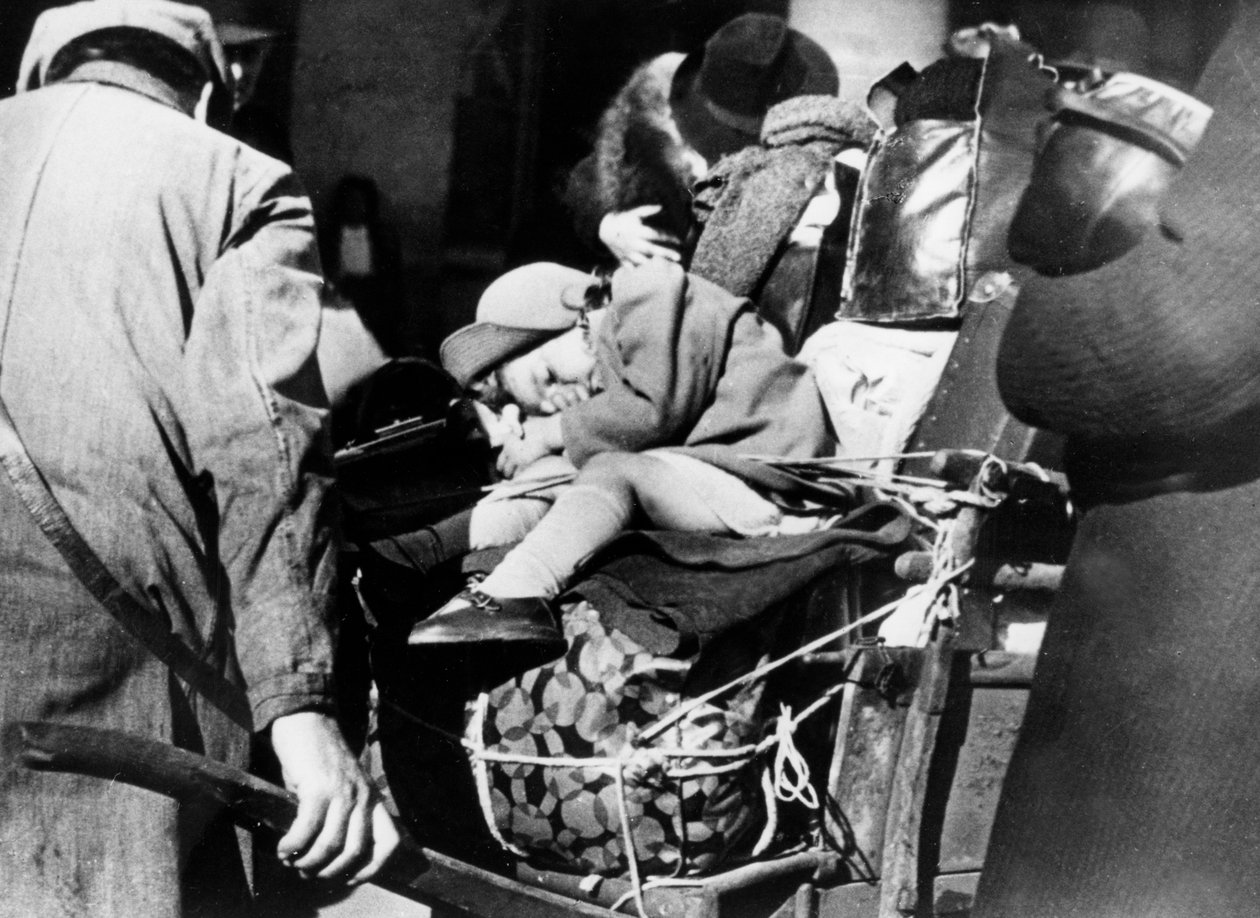 Menekültek poggyászaikkal a párizsi Gare de lEstben, 1940. augusztus alkotó: Unbekannt