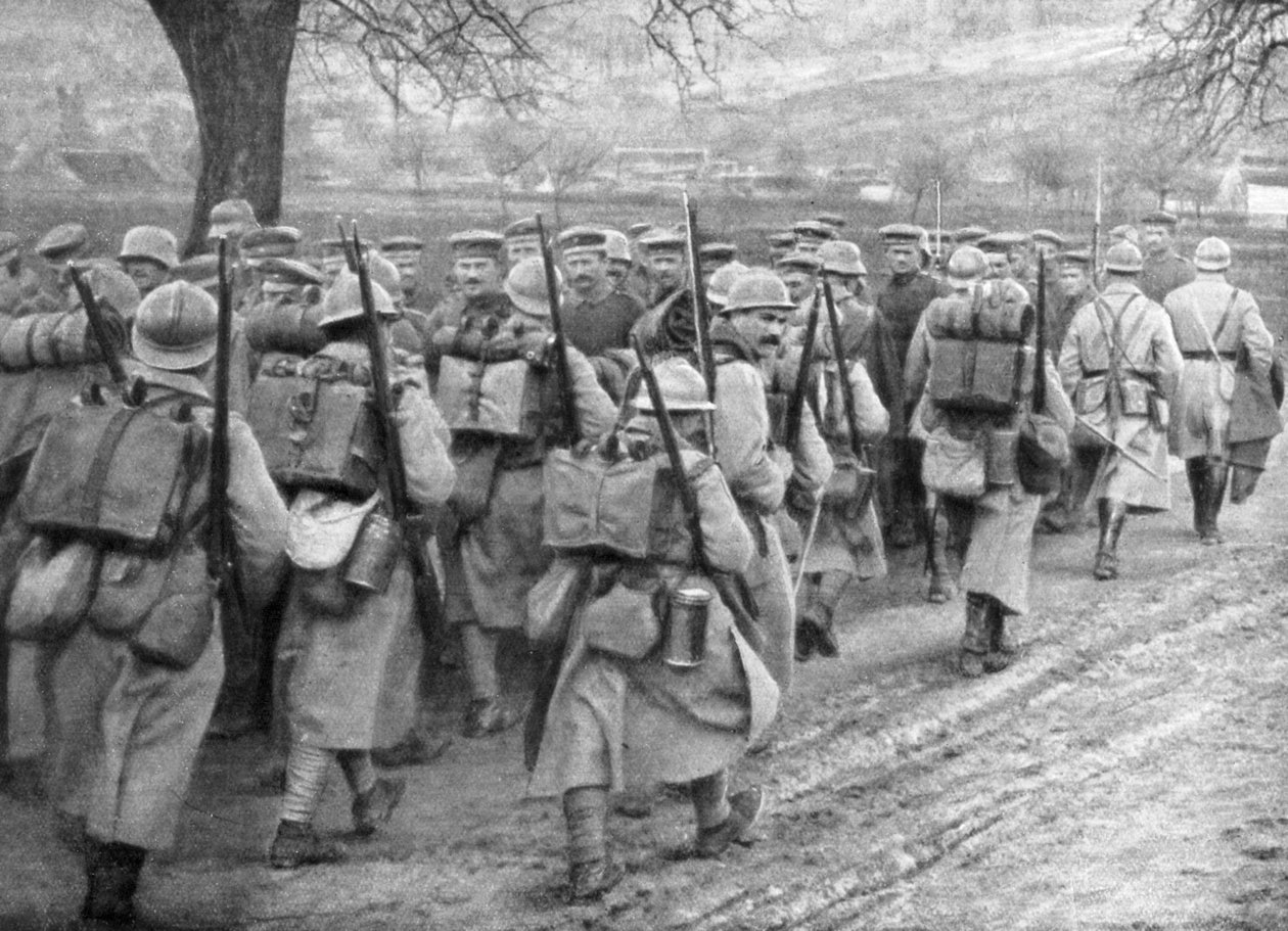 Segélynyújtó francia gyalogság a foglyok sora mellett, Plessis-de-Roye, Picardie, Franciaország, 1918. március 30. alkotó: Unbekannt