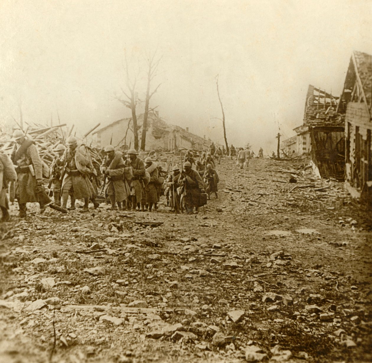 Felmentő gyalogság Douaumont támadásánál, Észak-Franciaországban, 1916 alkotó: Unbekannt