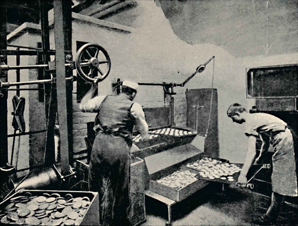 Keksz kivétele a sütőből, c1917 alkotó: Unbekannt