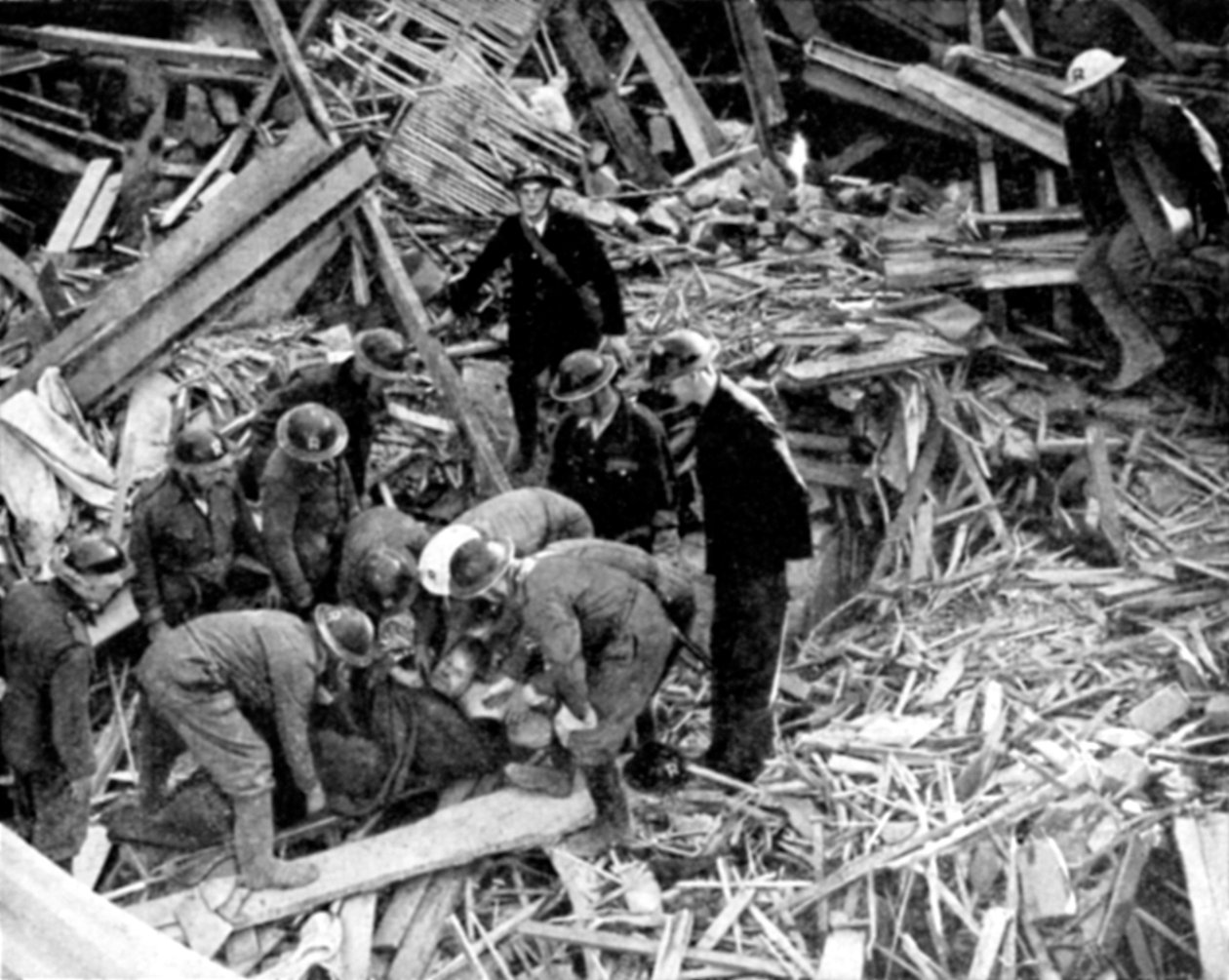 Mentőmunkások kiszabadítottak egy embert egy bombakárosodott épületből, II. világháború, 1940 alkotó: Unbekannt