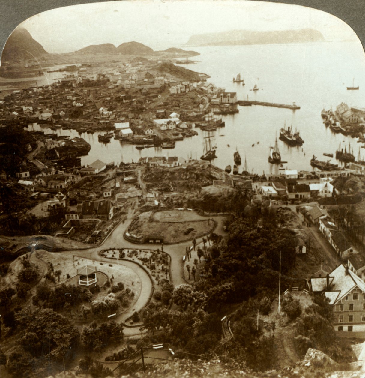 Egy leégett város helyreállítása - Aalesund, a sziget kikötője és fontos tőkehalpiac, Norvégia, 1905. alkotó: Unbekannt