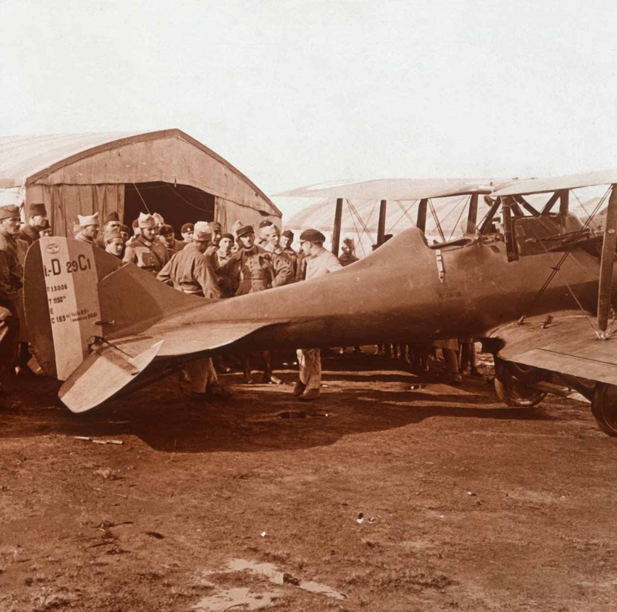 A vadászrepülőgép visszatérése, c1914-c1918 alkotó: Unbekannt