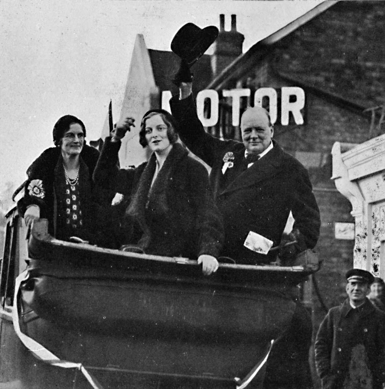 Visszatért Eppingbe. Mrs. Churchill és lánya, Diana osztoznak a boldogságban és a győzelemben, 1931, 1945. alkotó: Unbekannt